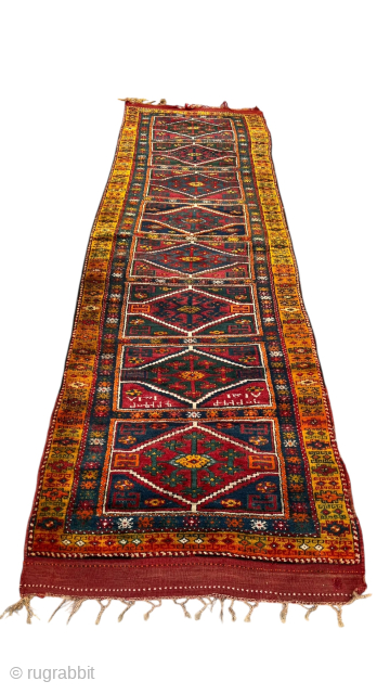 Kurdish carpet in very good condition. Written in the Gregorian calendar in 1318 AH. Malatya or Sivas Yellow Yayla region. In very good condition.
Size: 117 x 410 cm     