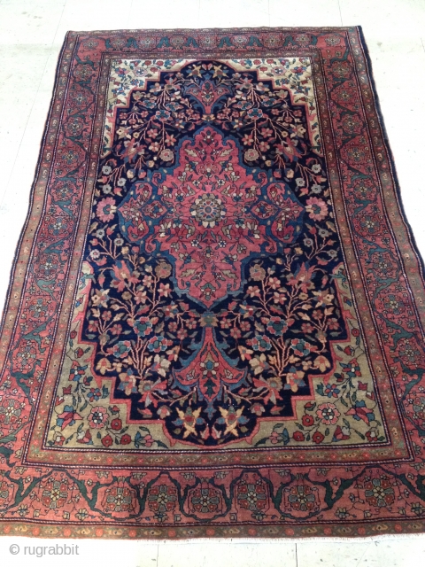 PERSIAN SAROUK RUG
SIZE: 4'2 BY 6'8 FT                          