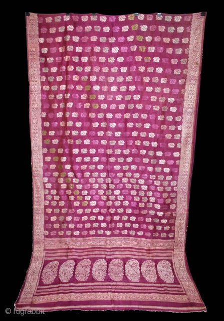 Baluchari Sari woven in silk Brocade From Murshidabad,West Bengal,India.Circa 1900.Here the pallu of the sari is decorated with large paisleys and Buti.Its size is 112cm x 420cm.(DSE04290).      