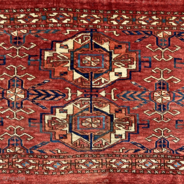 Early 19th century Tekke 6-gul torba in warm colours, great condition.
109cm by 45cm
Contact gene@heritage-antique-rugs.com for more pics, etc.               