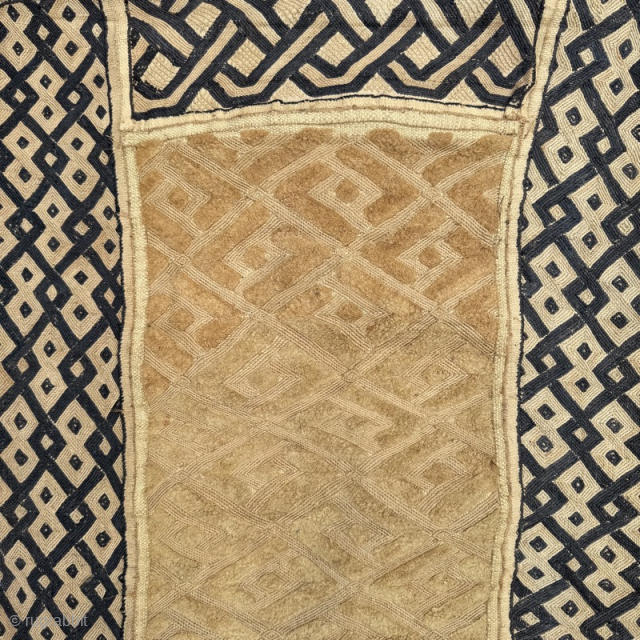 Vintage Shoowa natchka dance skirt
Contact gene@heritage-antique-rugs.com for more pics, price etc
WhatsApp +44 (0)7803341863
