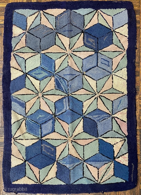 American Hooked Rug, ca. 1880; 2’0” x 2’9” / 61 x 84 cm.

Geometric pattern composed of small diamonds-making six-pointed stars, and various cubes, with a deep blue 

border.

For its age, good condition,  ...