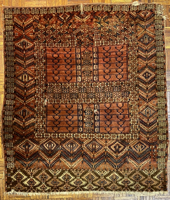 Tekke Turkoman Engsi, ca. 1850; 3’10” x 4’5” / 117 x 165 cm.

Beautiful copper reds, pale oranges, from madder, with a very nice

elem-panel showing diagonal rows of hooked diamond or ashik variants,  ...