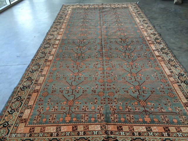 RARE YARKAND CARPET FROM CENTRAL ASIA

very rara 2 x 7 even rows of pomegranate fields, beautiful strong and in the same time pastelle colouring.

          ...