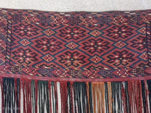 Ersari flatweave torba with original back and most tassles in place. 1ft4in x 3ft8in. Overall good condition with floppy handle. I didn't clean this piece but has a little dirt around the  ...