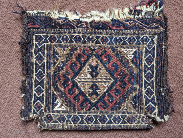 Baluch soumak chanteh with many colors of silk (at least 5). These were always old and special pieces. Both sides complete except for the corners which are missing, complete all around. Please  ...