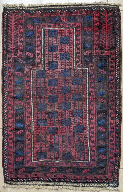 Antique Baluch prayerrug. Nice abrash, original multicolor selvedge. Summer lower field repairs.

94 x 140cm or 3'1" x 4'8"               