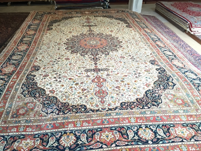 NO LONGER AVAILABLE! SOLD!  SOLD !

Hereke Silk rug
PURE SILK
Size: 5,40x3,65 meters (17.71´x 12´)
20th century approx. 40 yrs. old, perfect condition            