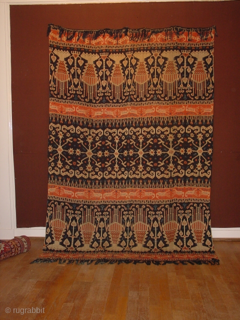 1930's indonesia ikat hinghhi in mint!! and fine condition, 
great wide size, great clear radiant pattern and colors

160x240cm
5.3x8ft without the wonderful fringes           