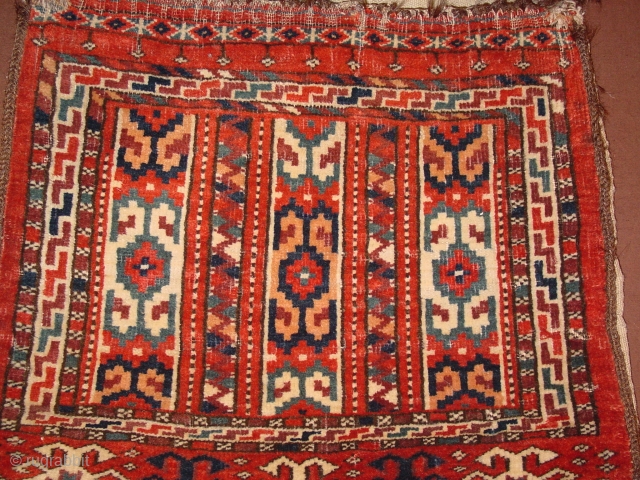 wonderful antique turkoman bag, complete, with wonderful natural colors, no stains, no repairs

56x53cm
1.9x1.8ft                    