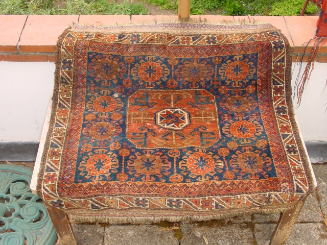 fabulous 1870 baluch bagface , some old mothbite, no holes, 2 small repairs with patches in lower righ corner, no stains, great kelim detail, great natual colors

88x85cm
3x2.8ft      