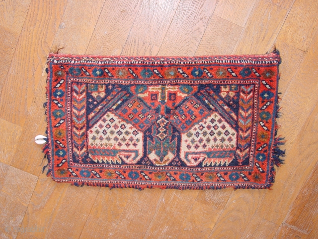 wonderful antique full pile complete afshar chanteh bag , original kelim bacl, in kelim back one very smal smallest fingertip size wear, no stains, no repairass, great complete selvedges, great natural colors
50x30cm
1.7x1ft 