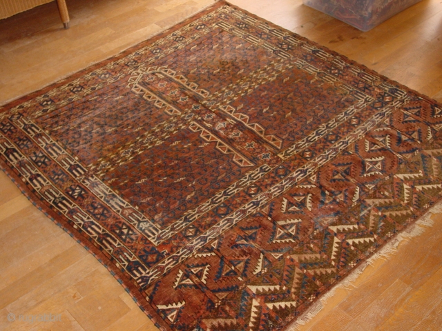 wonderful drawing, great natural colors, some old mothbite in lower corners, some wear, no stains, original selvedges and headends, 
great wide size

167 wide (5.6ft)
160cm high (5.3ft)       