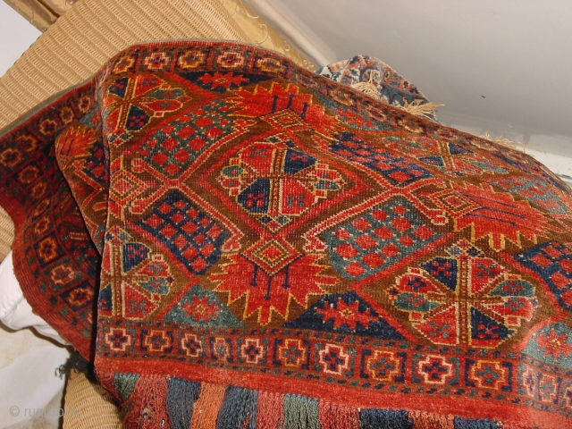 wonderful turkoman piece, in great condition, 1880? small tiny, tiny upper rightcorner repair, no stains, fabulous natural colors, original fringes
130x45cm
4.3x1.5ft without fringes           