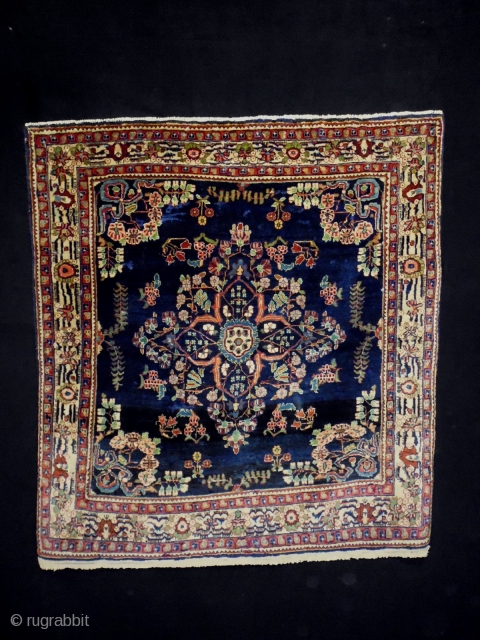 Fine Ferahan Saroukh
Size: 103x112cm (3.4x3.7ft)
Natural colors, made in circa 1920, there are old repairs                   