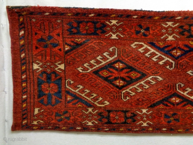 Turkmen Penjerelik
Size: 173x39cm (5.8x1.3ft)
Natural colors, full pile (just one small overcast the right edge), made in circa 1910               