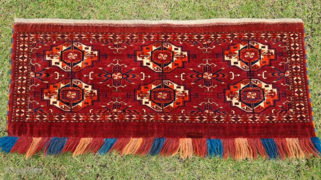Rare Smith-type Turkmen Tekke 6 gull torba from the first half of the 19th century. Great age, color, very fine weave and high-quality wool. Note the double ram horns in the main  ...