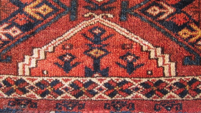 Antique Turkoman Ersari Ertmen gull long torba. All natural colors with thick full pile, in very good condition. Size is 37 x 162 cm.         