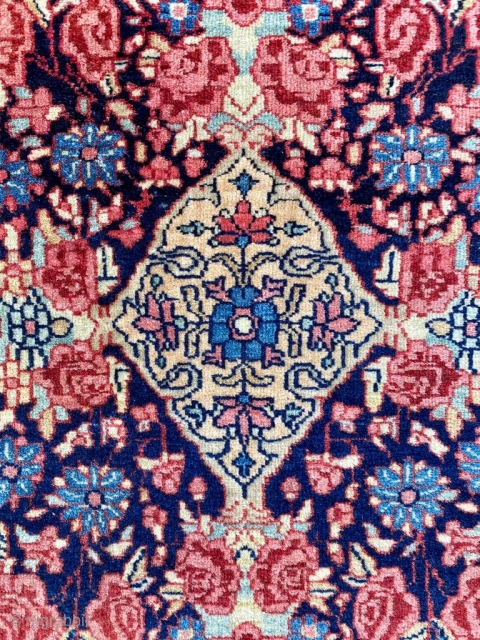 Sarouk
Circa 1900
Size:72x78 cm                              