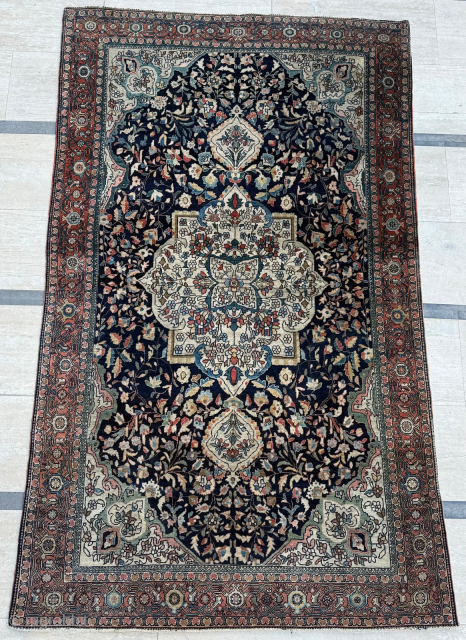 Late 19th-century Persian Sarouk rug.
Size 125 x 202 cm
Please send me direct mail.

halilaydinrugs@gmail.com 

Instagram - @halilaydinrug 
                