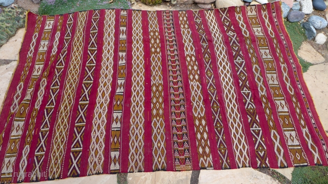 Large Vintage Zemmour Hanbel, middle Altas, Morocco, 67" x 105"
5’7” x 8’9”
                     