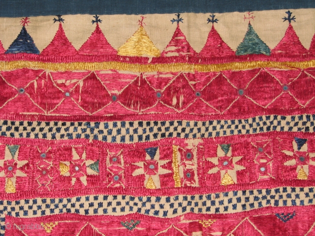 Antique textile.is it lakai?Uzbek?i have no idea what it was made for and where from but i can see that it has a great age and colours.but if you can help me  ...