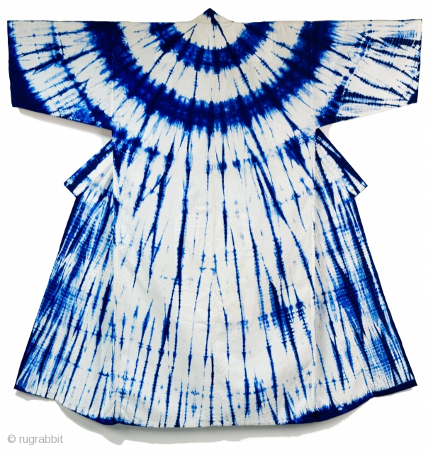 Cotton yukata featuring a rare design of impressive 'mino shibori' patterns. Mino shibori' is aptly named because the lines radiating from the neck resemble 'mino', straw raincoats traditionally worn in the countryside  ...