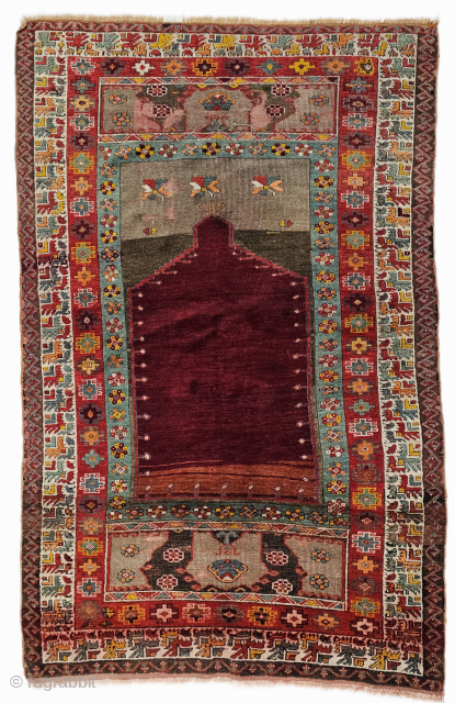 Size ; 115x190 cm
Central anatolia, sivas .
Sivas Zara Armenian Rug: A Masterpiece of Heritage
​A story of history, woven knot by knot from the heart of Anatolia... 
​Crafted by Armenian master weavers in  ...