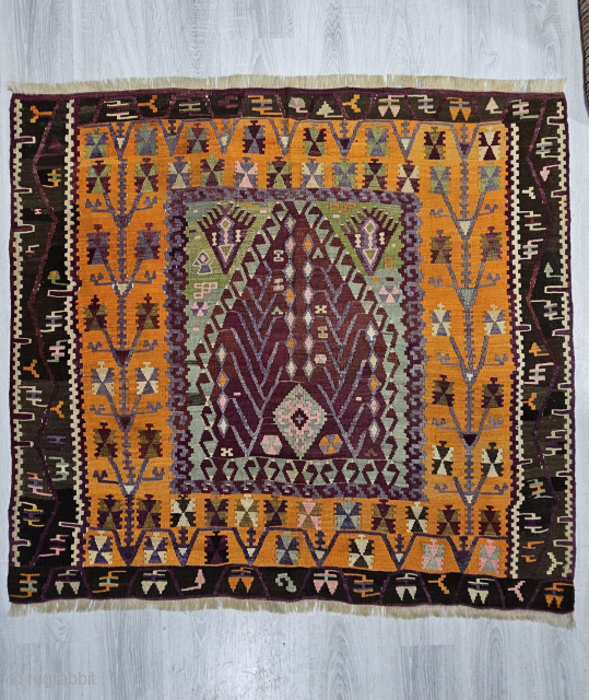 Size ; 135 x 150 cm
East anatolia, Erzurum or Bayburt
For detailed information Dm (Direct message)