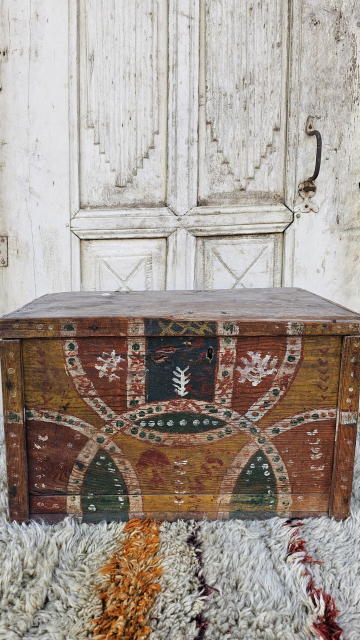 Size ; 30x34x54 cm , 
Central anatolia , Cappadocia. 
These chests, produced by Armenian craftsmen with natural dyes, were used by young girls to store their jewelry and personal belongings in their  ...