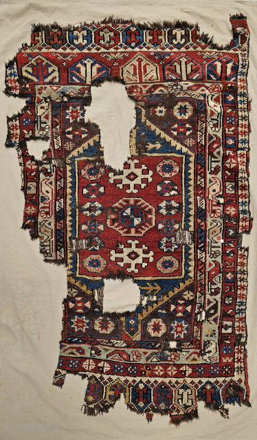 Size ; 85 x 140 cm
Central anatolia, Konya (Ladik or Karapinar ?)
Early fragment.
Professionally assembled on organic linen.
Detailed information Dm arisoylarmobilya@gmail.com