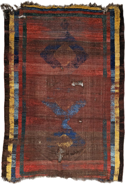 early Persian / Gabbeh .
Size ; 130x190 cm
Detailed information Dm arisoylarmobilya@gmail.com