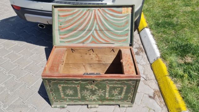 Central anatolia, Cappadocia.
Old chest !
Circa 1890s
All natural dyes.
Free shipping.                        