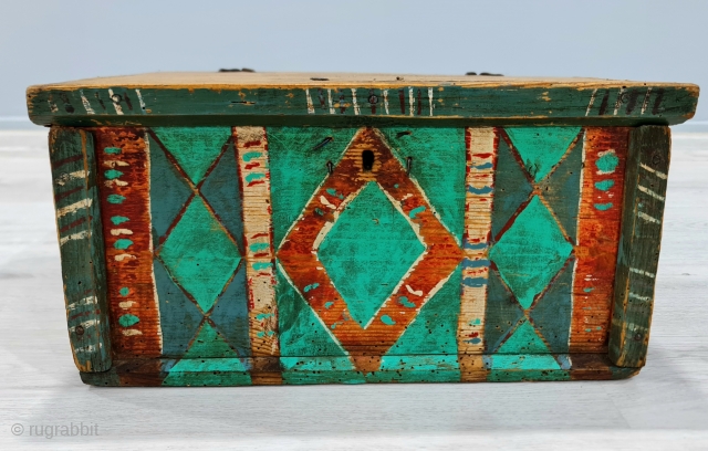 Size : 38x22x18 cm ,
Armenian,
old money box,
All natural dyes...
Wood.
                        