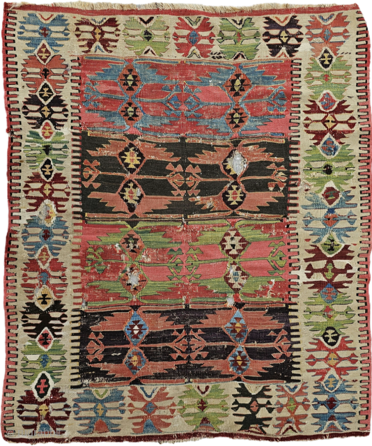 Size ; 108 x 130 cm
Central anatolia,Konya (Hotamis)
Early 1800 or 1780s
Detailed information Dm arisoylarmobilya@gmail.com
vintagerugsra51@gmail.com