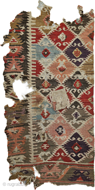 Central anatolia, Cappadocia
Size ; 75 x 140 cm
The patchwork on the rug gives the impression that it belongs to a much older period...
Detailed information Dm arisoylarmobilya@gmail.com