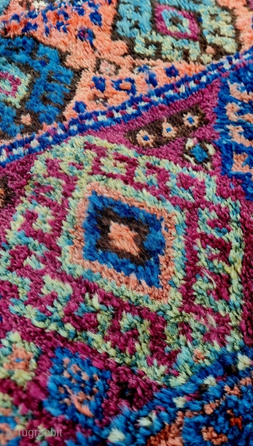 Size : 92x170 cm,
East anatolia , Antep .
Old shaggy carpet .                      