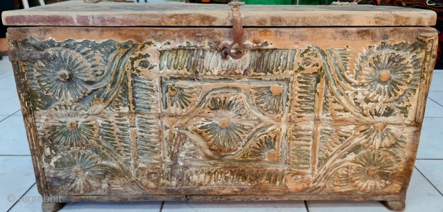 Central anatolia, Cappadocia (gelveri).
Old chest .
height : 42 cm
length : 82 cm
Depth : 37 cm                  