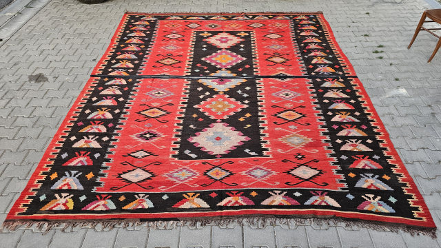 Size ; 285 x 340 cm
Old Bulgarian Ciprovski kilim.
Rare .                       