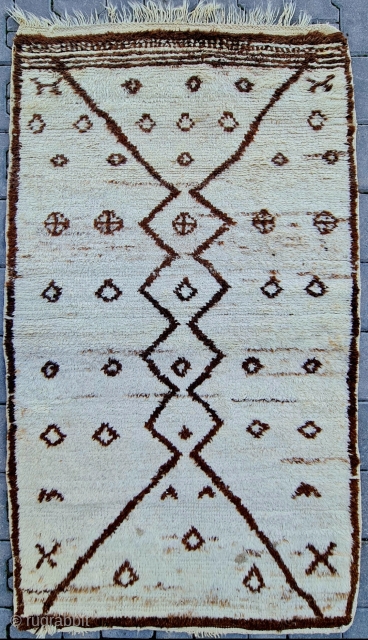 Size ; 104 x 174 cm,
Central anatolia, Cappadocia. 
Old Tulu .
Natural wool .                    