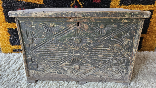 Size ; 58x36x34 cm
Central anatolia, Cappadocia 
Old small box                        