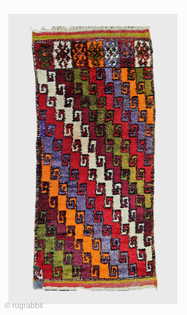 Size ; 116 x 270 cm
Central anatolia, Nigde.
Lovely bed from the ancient Greek village of Hançerli (Termasos) in the early 1900s, modelled on Seljuk motifs.
Early 1900