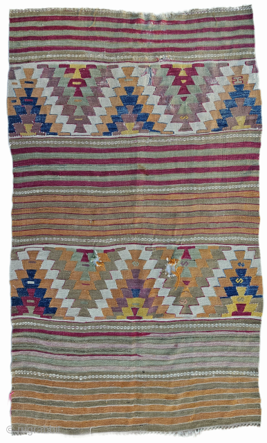 Size ; 120 x 206 cm
Central anatolia, Eskisehir or Manastir
Early piece .
Detailed information Dm.
arisoylarmobilya@gmail.com