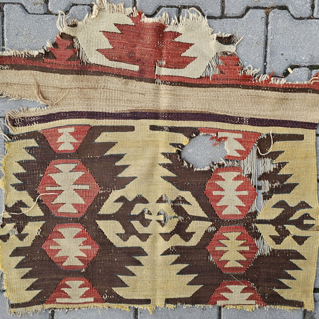 Size ; 75 x 80 cm
Central anatolia, Konya kilim fragment
Pre 1800
Fragment!
arisoylarmobilya@gmail.com                      