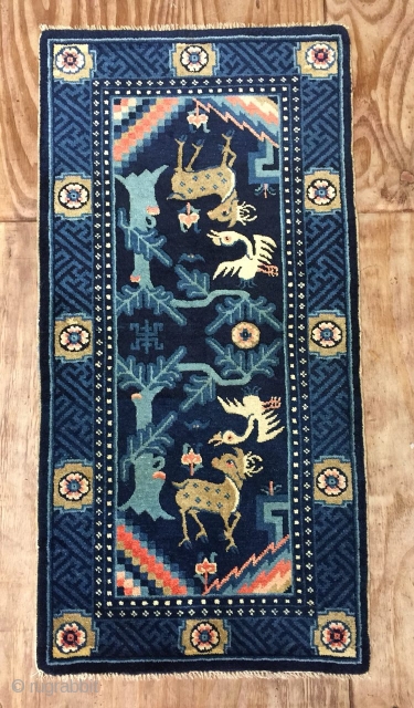 Antique Handmade Chines Wall Hanging Rug,Attractive design,All in natural,Good pile,Around 80 Years Old
Size:115cm by 59cm                  