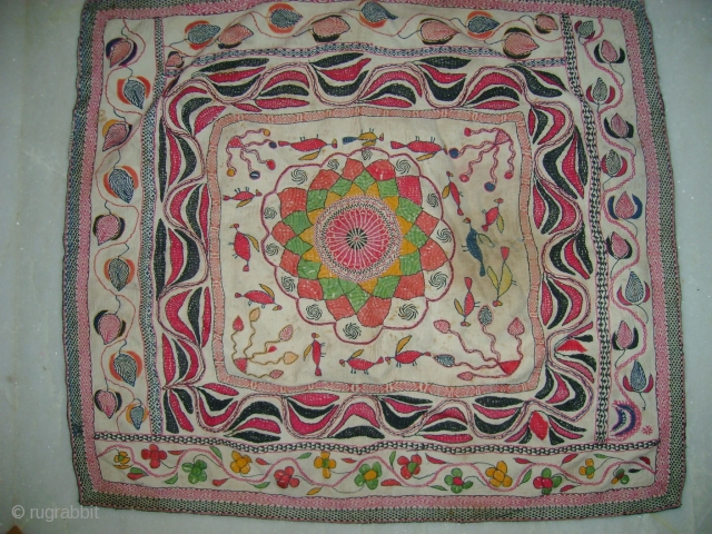 PBEAUTIFUL KANTHA FROM BANGLADESH. VERY BEAUTIFUL FIGURES OF BIRDS , LOTUC CENTER ETC. IN VERY GOOD CONDITION.
                