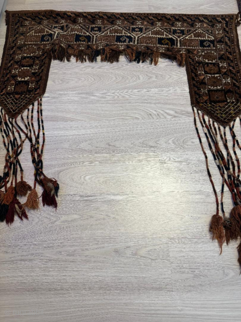 Ersari Kapunuk, Afghanistan, 19th/early 20th century
Size: 150 × 140 cm including tassels (sleeve length 84 cm, door opening 77 cm)

A tribal Ersari kapunuk (door surround) from Northern Afghanistan, decorated with classic geometric  ...