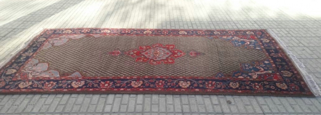 Songhor Kolyai rug belongs to 1910-1930.
size:150cm*300cm
this design pattern is called Bandi or Bazoubandi showing the chain like pattern all over the rug.
           