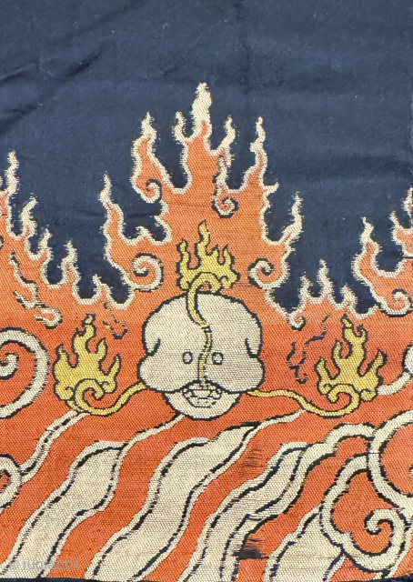 An exceptional and rare antique Chinese silk brocade textile, from late 17th century / Early 18th century Emperor Kangxi Period of Qing Dynasty or slightly earlier from the late Ming dynasty. It  ...