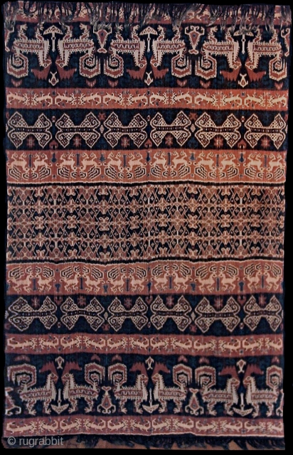 Man's wrap, hinggi, East-Sumba, Indonesia, circa 1925. Uncommonly large hinggi. The sheer size stresses its importance. Other elements to do so are the tightly executed patola ratu midfield, and the habaku motif  ...